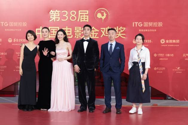 XIAMEN, CHINA - NOVEMBER 15: The cast and crew of Her Story arrive at the red carpet for the closing ceremony during the 38th China Golden Rooster Awards on November 15, 2025 in Xiamen, Fujian Province of China.  Copyright: xVCGx 111604071824