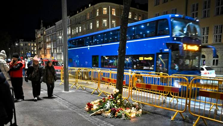 STOCKHOLM, SVERIGE 20251115 Minnesplats efter bussolyckan där tre personer omkom under fredagseftermiddagen när en buss körde in i en busskur pa Östermalm i Stockholm. Flera personer skadades allvarligt och fördes till sjukhus. STOCKHOLM SVERIGE x10090x *** STOCKHOLM, SWEDEN 20251115 Memorial site after the bus accident where three people died on Friday afternoon when a bus crashed into a bus shelter in Östermalm, Stockholm Several people were seriously injured and taken to hospital STOCKHOLM SWEDEN x10090x  Copyright: xClaudioxBresciani TTx BUSSOLYCKA STOCKHOLM cTmUKTccUm8