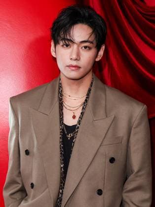 TirTir Radiate In Red Pop-Up Experience Launch LOS ANGELES, CALIFORNIA, USA - NOVEMBER 14: South Korean singer, songwriter, dancer, producer, director, and actor V (Kim Taehyung) of South Korean boy band BTS arrives at the TirTir Radiate In Red Pop-Up Experience Launch held at 8175 Melrose Avenue on November 14, 2025 in Los Angeles, California, United States., Credit:Kay Qiao Avalon United States, California, Los Angeles, 8175 Melrose Avenue  Copyright: xKayxQiaox xAvalonx 1052576332