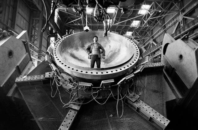 ATOMMASH SPECIALIST REACTOR ANTICORROSIVE COATING 20593 11.11.1988 A specialist of the Atommash production association checking the operation of a unit for applying an anticorrosive coating to a reactor shell. Pogotov Sputnik Volgodonsk Rostov region Russia  Copyright: xPogotovx