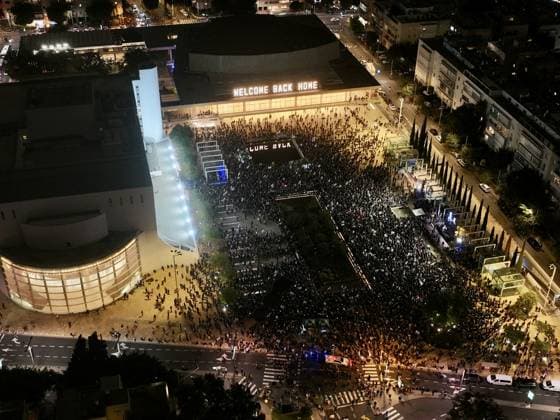 An anti-government protest was held in Israel TEL AVIV, ISRAEL - NOVEMBER 15: Thousands of Israelis gather at Habima Square demanding an official investigation into the events of October 7, 2023, in Tel Aviv, Israel. Protesters voiced their opposition to Prime Minister Benjamin Netanyahu and the Israeli government for rejecting the establishment of an independent inquiry commission. Aviv Atlas Anadolu Tel Aviv Israel. Editorial use only. Please get in touch for any other usage.  Copyright: x2025xAnadoluxAvivxAtlasx