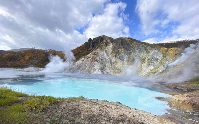 Noboribetsu Stadt in Hokkaido, Japan. Teil des Shikotsu Toya Nationalparks. Vielfältiges Angebot an mineralreichem Thermalwasser, das durch vulkanische Aktivität gewonnen wird Noboribetsu City in Hokkaido, Japan. Part of Shikotsu-Toya National Park. Diverse range of mineral-rich thermal waters supplied by volcanic activity Copyright: imageBROKER elov ibxelo15669229.jpg