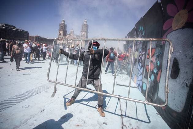 Gen Z demonstration in Mexico City MEXICO CITY, MEXICO - NOVEMBER 15: Demonstrators attempt to remove the metal security fences that protect the National Palace during the Gen Z demonstration in Mexico City, Mexico on November 15, 2025. Thousands of people gathered to take part in the Gen Z march against the Mexican government, while President Claudia Sheinbaum has in recent days questioned the legitimacy of the movement. Daniel Cardenas Anadolu Mexico City Mexico. Editorial use only. Please get in touch for any other usage.  Copyright: x2025xAnadoluxDanielxCardenasx