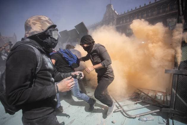 Gen Z demonstration in Mexico City MEXICO CITY, MEXICO - NOVEMBER 15: Demonstrators are sprayed with a fire extinguisher by riot police outside the National Palace during the Gen Z demonstration, in Mexico City, Mexico on November 15, 2025. Thousands of people gathered to take part in the Gen Z march against the Mexican government, while President Claudia Sheinbaum has in recent days questioned the legitimacy of the movement. Daniel Cardenas Anadolu Mexico City Mexico. Editorial use only. Please get in touch for any other usage.  Copyright: x2025xAnadoluxDanielxCardenasx