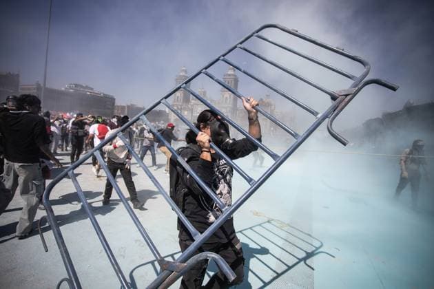 Gen Z demonstration in Mexico City MEXICO CITY, MEXICO - NOVEMBER 15: Demonstrators attempt to remove the metal security fences that protect the National Palace during the Gen Z demonstration in Mexico City, Mexico on November 15, 2025. Thousands of people gathered to take part in the Gen Z march against the Mexican government, while President Claudia Sheinbaum has in recent days questioned the legitimacy of the movement. Daniel Cardenas Anadolu Mexico City Mexico. Editorial use only. Please get in touch for any other usage.  Copyright: x2025xAnadoluxDanielxCardenasx