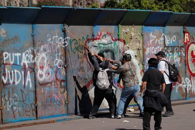 People riot during the self-proclaimed Ã¢â‚¬ËœGen ZÃ¢â‚¬â ¢ demonstration against the Mexican government following the murder of Uruapan Mayor Carlos Manzola, while Mexico s President Claudia Sheinbaum has questioned the legitimacy of the movement in recent days. on November 15, 2025 in Mexico City, Mexico. Mexico City Mexico - ZUMAe321 20251115_zia_e321_032 Copyright: xCarlosxSantiagox