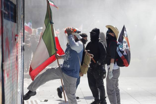 People riot during the self-proclaimed Ã¢â‚¬ËœGen ZÃ¢â‚¬â ¢ demonstration against the Mexican government following the murder of Uruapan Mayor Carlos Manzola, while Mexico s President Claudia Sheinbaum has questioned the legitimacy of the movement in recent days. on November 15, 2025 in Mexico City, Mexico. Mexico City Mexico - ZUMAe321 20251115_zia_e321_041 Copyright: xCarlosxSantiagox