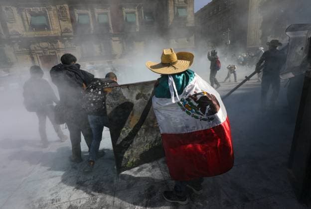 Gen Z Protest Against Mexico s Government People are trying to tear down the barricades protecting the National Palace during ˜Gen Z™ demonstration at main square Zocalo against the Mexican government following the murder of Uruapan Mayor Carlos Manzola, while Mexico s President, Claudia Sheinbaum, has questioned the legitimacy of the movement in recent days . on November 15, 2025 in Mexico City, Mexico. (Photo by Ian Robles Eyepix Group) Copyright: xIanxRoblesx xEyepixxGroupx EL_15112025_173186JPEG