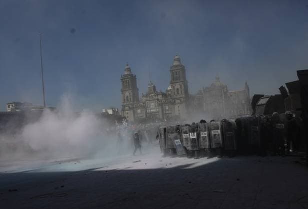 Gen Z Protest Against Mexico s Government Police guard National Palace during the ˜Gen Z™ demonstration at main square Zocalo against the Mexican government following the murder of Uruapan Mayor Carlos Manzola, while Mexico s President, Claudia Sheinbaum, has questioned the legitimacy of the movement in recent days . on November 15, 2025 in Mexico City, Mexico. (Photo by Ian Robles Eyepix Group) Copyright: xIanxRoblesx xEyepixxGroupx EL_15112025_173182JPEG