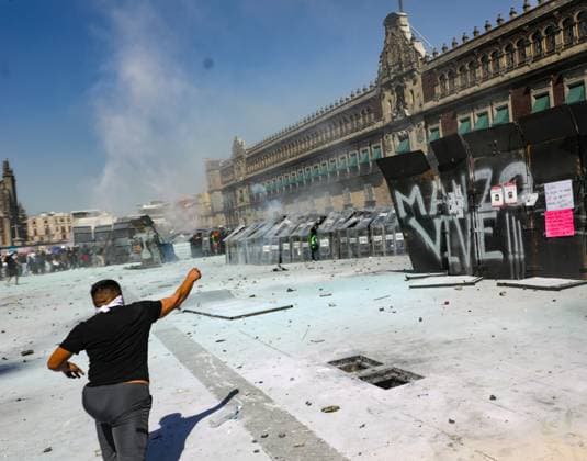 A person confronts riot police during the Ã¢â‚¬ËœGen ZÃ¢â‚¬â ¢ demonstration at main square Zocalo against the Mexican government following the murder of Uruapan Mayor Carlos Manzola, while Mexico s President, Claudia Sheinbaum, has questioned the legitimacy of the movement in recent days . on November 15, 2025 in Mexico City, Mexico. Mexico City Mexico - ZUMAe321 20251115_zia_e321_055 Copyright: xIanxRoblesx