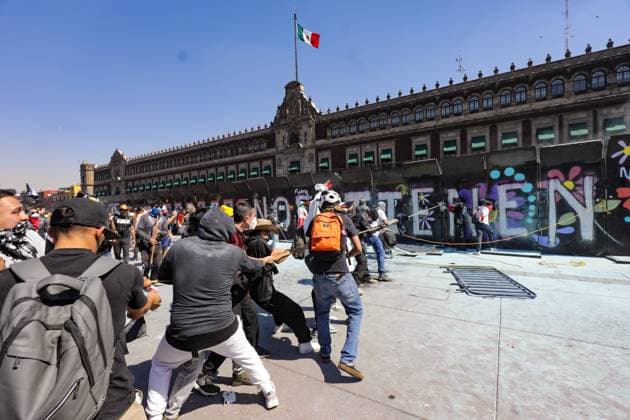 People taking part during Ã¢â‚¬ËœGen ZÃ¢â‚¬â ¢ demonstration at main square Zocalo against the Mexican government following the murder of Uruapan Mayor Carlos Manzola, while Mexico s President, Claudia Sheinbaum, has questioned the legitimacy of the movement in recent days . on November 15, 2025 in Mexico City, Mexico. Mexico City Mexico - ZUMAe321 20251115_zia_e321_058 Copyright: xIanxRoblesx