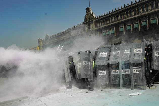 Police guard National Palace during the Ã¢â‚¬ËœGen ZÃ¢â‚¬â ¢ demonstration at main square Zocalo against the Mexican government following the murder of Uruapan Mayor Carlos Manzola, while Mexico s President, Claudia Sheinbaum, has questioned the legitimacy of the movement in recent days . on November 15, 2025 in Mexico City, Mexico. Mexico City Mexico - ZUMAe321 20251115_zia_e321_076 Copyright: xIanxRoblesx