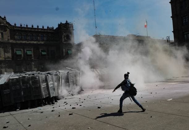 A person confronts riot police during the Ã¢â‚¬ËœGen ZÃ¢â‚¬â ¢ demonstration at main square Zocalo against the Mexican government following the murder of Uruapan Mayor Carlos Manzola, while Mexico s President, Claudia Sheinbaum, has questioned the legitimacy of the movement in recent days . on November 15, 2025 in Mexico City, Mexico. Mexico City Mexico - ZUMAe321 20251115_zia_e321_079 Copyright: xIanxRoblesx