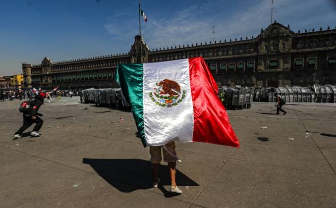 A person taking part during the Ã¢â‚¬ËœGen ZÃ¢â‚¬â ¢ demonstration at main square Zocalo against the Mexican government following the murder of Uruapan Mayor Carlos Manzola, while Mexico s President, Claudia Sheinbaum, has questioned the legitimacy of the movement in recent days . on November 15, 2025 in Mexico City, Mexico. Mexico City Mexico - ZUMAe321 20251115_zia_e321_078 Copyright: xIanxRoblesx
