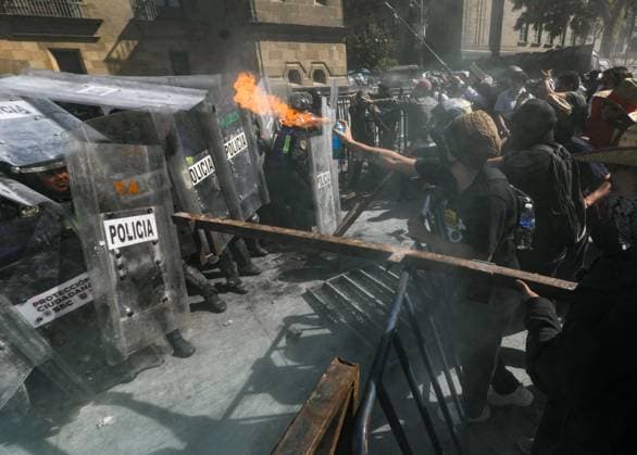 People confront riot police during the Ã¢â‚¬ËœGen ZÃ¢â‚¬â ¢ demonstration at main square Zocalo against the Mexican government following the murder of Uruapan Mayor Carlos Manzola, while Mexico s President, Claudia Sheinbaum, has questioned the legitimacy of the movement in recent days . on November 15, 2025 in Mexico City, Mexico. Mexico City Mexico - ZUMAe321 20251115_zia_e321_083 Copyright: xIanxRoblesx