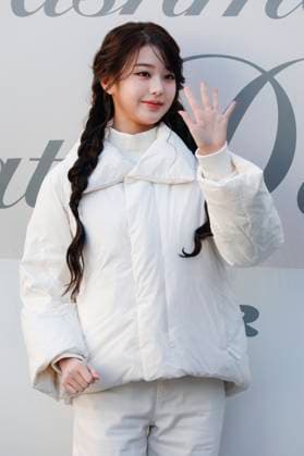 K-pop Star Jang Won-young Poses at Brand Event in Seoul K-pop girl group IVE member Jang Won-young poses during a clothing company event in Seoul, South Korea on November 16, 2025. Seoul South Korea  Copyright: xMatrixxImages JungxUi-Chelx
