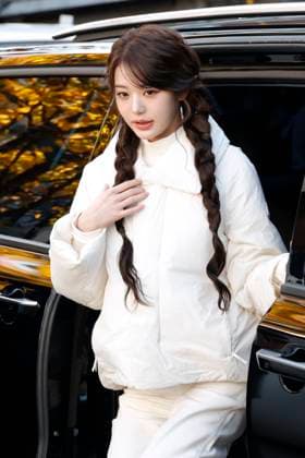 K-pop Star Jang Won-young Poses at Brand Event in Seoul K-pop girl group IVE member Jang Won-young poses during a clothing company event in Seoul, South Korea on November 16, 2025. Seoul South Korea  Copyright: xMatrixxImages JungxUi-Chelx