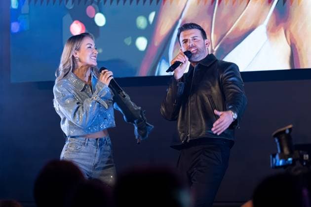 15 11 2025 Düsseldorf pop singer Anna Carina Woitschack at her solo concert Abenteuerlust at the Düsseldorf Schlager CafÃ in the Altstadt Here Anna Carina Woitschack in duet with special guest Jay Khan Tariq Düsseldorf Schlager CafÃ North Rhine-Westphalia Germany