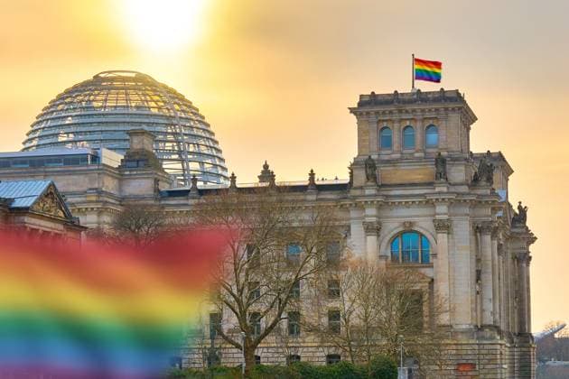 Bavaria, Germany - November 16, 2025: PHOTOMONTAGE, A rainbow flag flies in front of the German Bundestag, symbolizing LGBTQ rights, diversity, and equality. The image combines political debates with the commitment to acceptance and social openness. *** FOTOMONTAGE, Vor dem Deutschen Bundestag weht eine Regenbogenflagge und steht symbolisch für LGBTQ-Rechte, Vielfalt und Gleichberechtigung. Das Bild verbindet politische Debatten mit dem Einsatz für Akzeptanz und gesellschaftliche Offenheit.