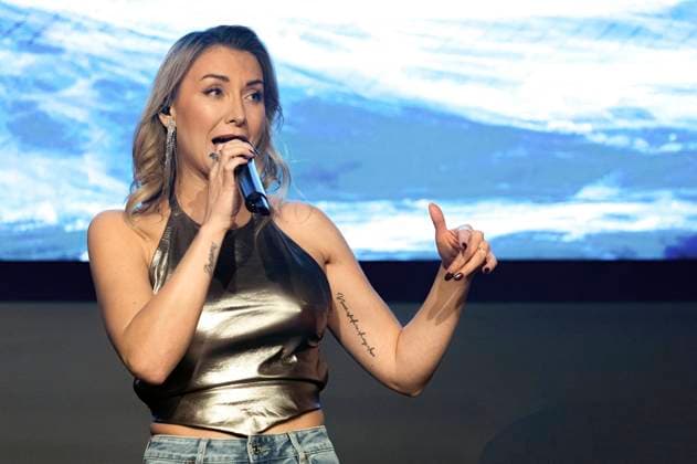 Anna Carina Woitschack live at a concert of the Abenteuerlust Tour at Schlager Cafe Düsseldorf, 15 11 2025 Foto:xO.xLangelx xFuturexImagex woitschack_5108