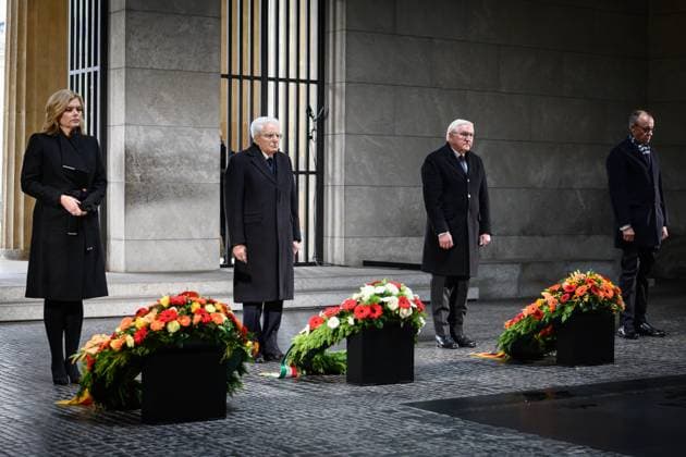 Berlin, Volkstrauertag - Kranzniederlegung zum Volkstrauertag in der Neuen Wache Bundespräsident Frank-Walter Steinmeier, der Präsident der Italienischen Republik Sergio Mattarella, die Präsidentin des Deutschen Bundestages Julia Klöckner, Bundeskanzler Friedrich Merz, Präsident des Bundesrates Andreas Bovenschulte (nicht anwesend) und der Präsident des Bundesverfassungsgerichts Stephan Harbarth gedenken am Volkstrauertag am 16.11.2025 in der Neuen Wache als Ort der Erinnerung und des Gedenkens an die Opfer von Krieg und Gewaltherrschaft in Berlin. Berlin Neue Wache Berlin Deutschland *** Berlin, Remembrance Day Wreath-laying ceremony on Remembrance Day at the Neue Wache Federal President Frank Walter Steinmeier, the President of the