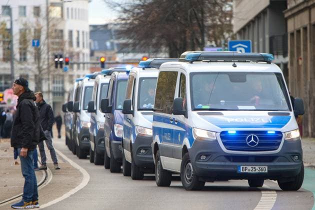 Leipzig Rund 8.000 Fußballfans demonstrieren in Leipzig: Polizei spricht von friedlichem Aufzug 16.11.2025 ab 11.30 Uhr Leipzig, Stadtgebiet Fotograf: EHL Media Etwa 8.000 Fans aus 38 Vereinen haben am Sonntag in Leipzig gegen geplante Sicherheitsverschärfungen im Fußball protestiert. Der Demonstrationszug setzte sich am Mittag vom Richard-Wagner-Platz aus in Bewegung und verlief laut Polizei weitgehend friedlich. Viele Teilnehmer kamen in Vereinsfarben, trugen Fahnen und Banner, Verstöße wurden kaum registriert. Die Polizei war mit einem Großaufgebot und Unterstützung aus mehreren Bundesländern im Einsatz, die Bundespolizei sicherte die Anreise am Hauptbahnhof. Anlass für die Demonstration ist das Länderspiel der deut Copyright: xEHLxMediax 20251116_fandemo-leipzig-6_4