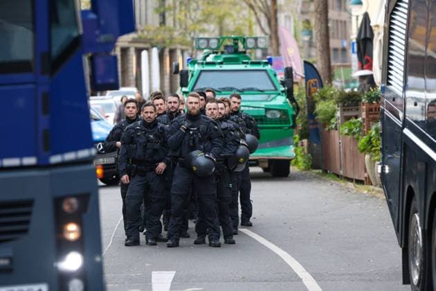 Leipzig Rund 8.000 Fußballfans demonstrieren in Leipzig: Polizei spricht von friedlichem Aufzug 16.11.2025 ab 11.30 Uhr Leipzig, Stadtgebiet Fotograf: EHL Media Etwa 8.000 Fans aus 38 Vereinen haben am Sonntag in Leipzig gegen geplante Sicherheitsverschärfungen im Fußball protestiert. Der Demonstrationszug setzte sich am Mittag vom Richard-Wagner-Platz aus in Bewegung und verlief laut Polizei weitgehend friedlich. Viele Teilnehmer kamen in Vereinsfarben, trugen Fahnen und Banner, Verstöße wurden kaum registriert. Die Polizei war mit einem Großaufgebot und Unterstützung aus mehreren Bundesländern im Einsatz, die Bundespolizei sicherte die Anreise am Hauptbahnhof. Anlass für die Demonstration ist das Länderspiel der deut Copyright: xEHLxMediax 20251116_fandemo-leipzig-6_5