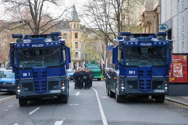 Leipzig Rund 8.000 Fußballfans demonstrieren in Leipzig: Polizei spricht von friedlichem Aufzug 16.11.2025 ab 11.30 Uhr Leipzig, Stadtgebiet Fotograf: EHL Media Etwa 8.000 Fans aus 38 Vereinen haben am Sonntag in Leipzig gegen geplante Sicherheitsverschärfungen im Fußball protestiert. Der Demonstrationszug setzte sich am Mittag vom Richard-Wagner-Platz aus in Bewegung und verlief laut Polizei weitgehend friedlich. Viele Teilnehmer kamen in Vereinsfarben, trugen Fahnen und Banner, Verstöße wurden kaum registriert. Die Polizei war mit einem Großaufgebot und Unterstützung aus mehreren Bundesländern im Einsatz, die Bundespolizei sicherte die Anreise am Hauptbahnhof. Anlass für die Demonstration ist das Länderspiel der deut Copyright: xEHLxMediax 20251116_fandemo-leipzig-6_6