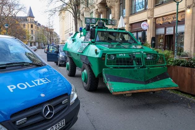Leipzig Rund 8.000 Fußballfans demonstrieren in Leipzig: Polizei spricht von friedlichem Aufzug 16.11.2025 ab 11.30 Uhr Leipzig, Stadtgebiet Fotograf: EHL Media Etwa 8.000 Fans aus 38 Vereinen haben am Sonntag in Leipzig gegen geplante Sicherheitsverschärfungen im Fußball protestiert. Der Demonstrationszug setzte sich am Mittag vom Richard-Wagner-Platz aus in Bewegung und verlief laut Polizei weitgehend friedlich. Viele Teilnehmer kamen in Vereinsfarben, trugen Fahnen und Banner, Verstöße wurden kaum registriert. Die Polizei war mit einem Großaufgebot und Unterstützung aus mehreren Bundesländern im Einsatz, die Bundespolizei sicherte die Anreise am Hauptbahnhof. Anlass für die Demonstration ist das Länderspiel der deut Copyright: xEHLxMediax 20251116_fandemo-leipzig-6_8
