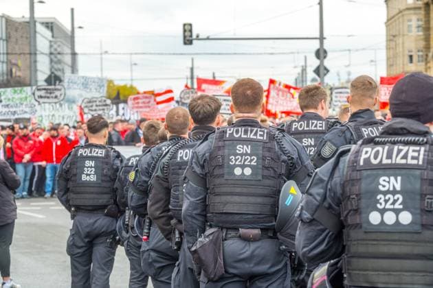 Große Fußballfandemo in Leipzig: Über 10.000 Fans setzen ein Zeichen Leipzig hat am Wochenende eine der größten Fußballfandemos der vergangenen Jahre erlebt. Mehr als 10.000 Anhänger aus nahezu allen großen Vereinen zogen geschlossen über den Innenstadtring, um auf die wachsende Unzufriedenheit mit sicherheitspolitischen Entscheidungen aufmerksam zu machen. Die Demonstration war lange angekündigt und mobilisierte bundesweit Ultras, Fanclubs, Familien und Gelegenheitsbesucher, die sich gemeinsam für eine vielfältige und selbstbestimmte Fankultur einsetzen wollten. Die Stadt war über Stunden von einem bunten, lautstarken und bisher friedlichen Zug geprägt. Ein umfangreiches Polizeiaufgebot begleitete die Route mit Einheiten au