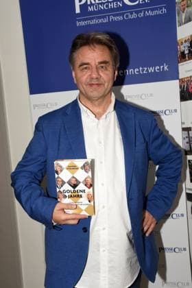 Manfred Otzelberger With book Golden Years by journalist and author Munich 16 11 2025 Presseclub Muenchen Matinee The Art of Aging Well Book launch Golden Years with Dr Theo Weigl Federal Minister a D Federal Minister of Culture Dr Wolfram Weimer and three celebrities over 75 Helmut Markwort, Simone Rethel Photo Bernd Lindenthaler Munich