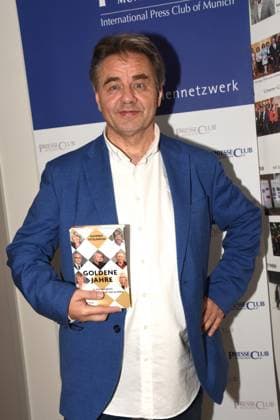 Manfred Otzelberger With book Golden Years by journalist and author Munich 16 11 2025 Presseclub Muenchen Matinee The Art of Aging Well Book launch Golden Years with Dr Theo Weigl Federal Minister a D Federal Minister of Culture Dr Wolfram Weimer and three celebrities over 75 Helmut Markwort, Simone Rethel Photo Bernd Lindenthaler Munich