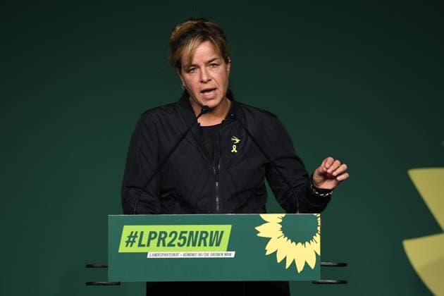 Landesparteirat der GRÜNEN NRW am 16.11.2025 in der Kulturfabrik Krefeld in Krefeld Mona Neubaur ( Ministerin für Wirtschaft, Industrie, Klimaschutz und Energie sowie stellvertretende Ministerpräsidentin des Landes Nordrhein-Westfalen ) *** State Party Council of the GRÜNEN NRW on 16 11 2025 at the Kulturfabrik Krefeld in Krefeld Mona Neubaur Minister for Economic Affairs, Industry, Climate Protection and Energy and Deputy Minister President of the State of North Rhine-Westphalia xRx