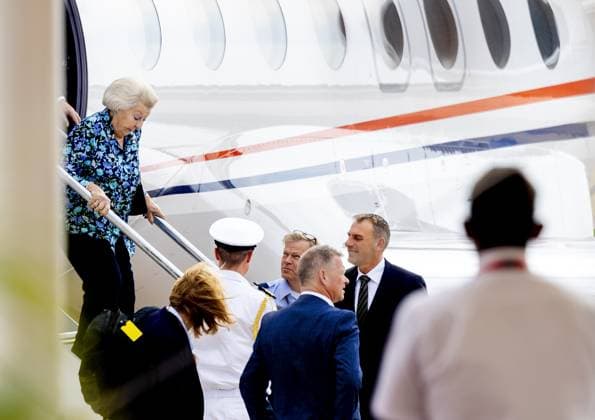 Bonaire, The Netherlands, 2025-11-16 19:53:21 BONAIRE, November 16, 2025, Airport: Princess Beatrix arrives at Bonaire Airport. The visit focuses on the work of the Dutch Caribbean Nature Alliance (DCNA) and social initiatives on the islands. The Princess is the patron of DCNA. PHOTO: NLBeeld Albert Nieboer Credit: NL Beeld Patrick van Emst  Copyright: xx x