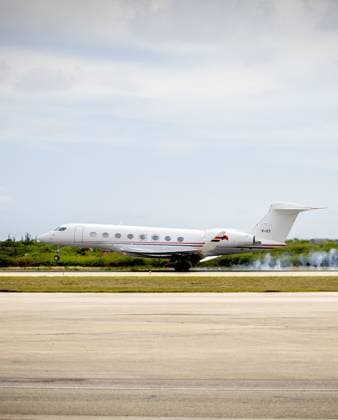 Bonaire, The Netherlands, 2025-11-16 19:47:54 BONAIRE, November 16, 2025, Airport: Princess Beatrix arrives at Bonaire Airport. The visit focuses on the work of the Dutch Caribbean Nature Alliance (DCNA) and social initiatives on the islands. The Princess is the patron of DCNA. PHOTO: NLBeeld Albert Nieboer Credit: NL Beeld Patrick van Emst  Copyright: xx x
