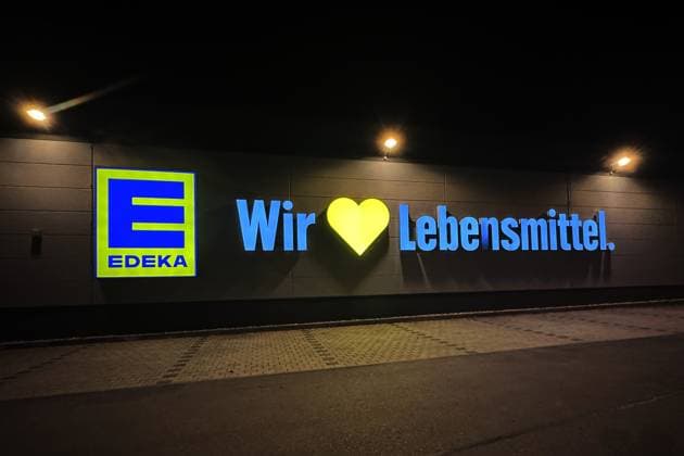 15 11 2025 xsvx, Economy Edeka emwir , v l Logo, lettering, Edeka Wir lieben Lebensmittel symbol image Garmisch Partenkirchen