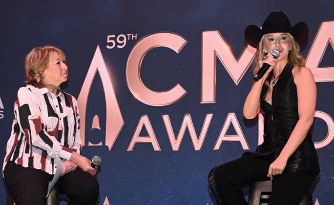 The 59th Annual CMA Awards Host Press Conference Sarah Trahern (CEO of the Country Music Association) and Lainey Wilson onstage at The 59th Annual CMA Awards Host Press Conference held at the Bridgestone Arena on November 16, 2025 in Nashville, TN Nashville Bridgestone Arena Tennessee USA Copyright: xTammiexArroyox xAFF-USA.comx