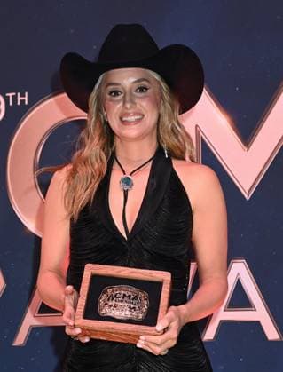 The 59th Annual CMA Awards Host Press Conference Lainey Wilson onstage at The 59th Annual CMA Awards Host Press Conference held at the Bridgestone Arena on November 16, 2025 in Nashville, TN Nashville Bridgestone Arena Tennessee USA Copyright: xTammiexArroyox xAFF-USA.comx