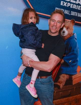 Celebrities At The Paddington Bear Festive Experience VIP Day In London - 16 Nov 2025 Simon Thomas seen attending The Paddington Bear Festive Experience VIP Day at County Hall in London. London United Kingdom Copyright: xBrettxCovex xSOPAxImagesx Simon BDC_6345