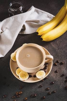 IMAGO Creative, Food, Trend, Iced Coffee Gemischter gefrorener Bananenkaffee in einer Tasse auf dem Tisch, vertikale Ansicht Blended frozen banana coffee in a cup on the table vertical view Copyright: imageBROKER ElenaxRui ibxiqx15559318.jpg