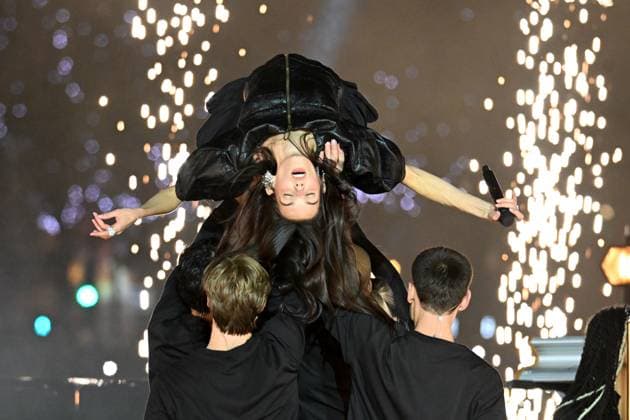 Charlotte Cardin Launch of the Christmas lights on the Champs Elysees in Paris 450759 2025 11 16 France  Copyright: xL.Urmanx xStarfacex STAR_450759_054