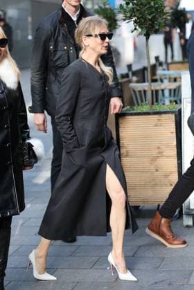 . 17 11 2025. London, United Kingdom. Actress Renee Zellweger arriving at the unveiling of a statue of Bridget Jones in Leicester Square in London.  xStephenxLockx xi-Imagesx IIM-26383-0004