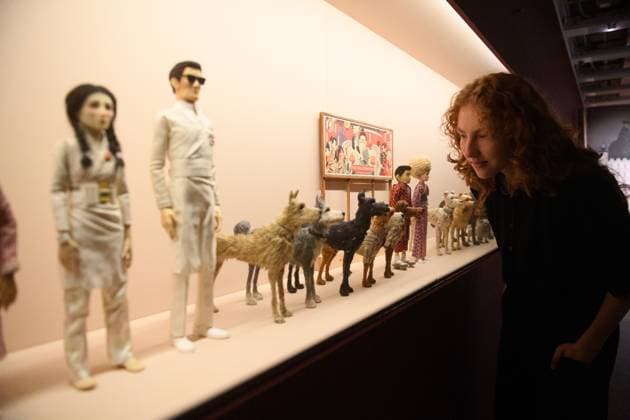 Wes Anderson: The Archives Press Preview at Design Museum, London, UK A staff member views Puppets from Isle of Dogs by Arch Model Studio (2016-2017) at a photocall for The Design Museum s Wes Anderson: The Archives Exhibition at The Design Museum in London, England, UK on Monday 17 November 2025. The exhibition runs from 21 November 2025 - 26 July 2026., Credit:Justin Ng Avalon UK, England, London, Design Museum  Copyright: xJustinxNgx xAvalonx 1052941864
