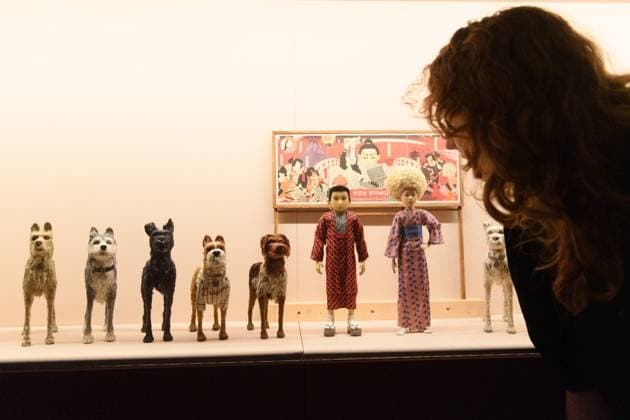 Wes Anderson: The Archives Press Preview at Design Museum, London, UK A staff member views Puppets from Isle of Dogs by Arch Model Studio (2016-2017) at a photocall for The Design Museum s Wes Anderson: The Archives Exhibition at The Design Museum in London, England, UK on Monday 17 November 2025. The exhibition runs from 21 November 2025 - 26 July 2026., Credit:Justin Ng Avalon UK, England, London, Design Museum  Copyright: xJustinxNgx xAvalonx 1052941874