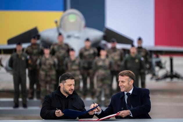President Emmanuel Macron and President Volodymyr Zelensky signed a letter of intent at the Velizy Villacoublay air base on November 17, 2025 Eliot Blondet Pool Bestimage French President Emmanuel Macron and Ukraines President Volodymyr Zelensky at welcome ceremony at a military base in Velizy Villacoublay, southwest of Paris, France, on November 17, 2025 Velizy Villacoublay France  Copyright: xEliotxBlondetx xPoolx xBestimagexEliotxBlondetx xPoolx xBestimagex