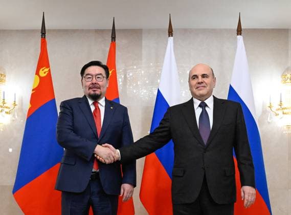 RUSSIA, MOSCOW - NOVEMBER 17, 2025: Russia s Prime Minister Mikhail Mishustin (R) and Mongolia s Prime Minister Gombojavyn Zandanshatar shake hands as they pose for a photograph ahead of the 24th meeting of the Council of Heads of Government of the Shanghai Cooperation Organization (SCO) Moscow Russia  - ZUMAt113 20251117_zaa_t113_189 Copyright: xAlexanderxMiriponovx