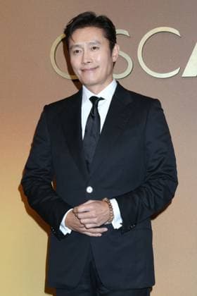 November 16, 2025, Los Angeles, Ca, USA: LOS ANGELES - NOV 16: Lee Byung-hun at the 2025 Governors Awards at the Ray Dolby Ballroom on November 16, 2025 in Los Angeles, CA Los Angeles USA - ZUMAnc22 20251116_zaa_nc22_156 Copyright: xKathyxHutchinsx