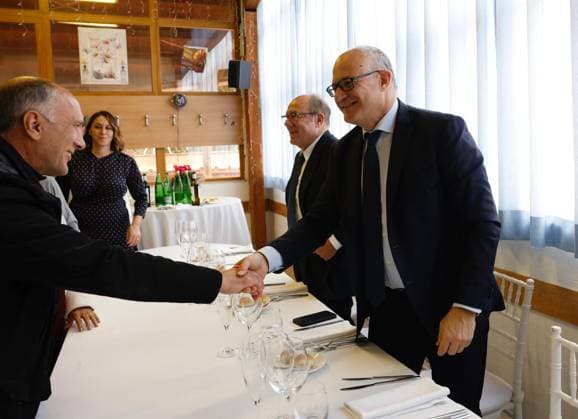 November 17, 2025, Rome, Rome, Italy: Carlo Verdone is Mayor for a Day. Lunch is held at the Cassia Senior Center. Pictured is Carlo Verdone s 75th birthday and Mayor Roberto Gaultieri. Rome, Italy 17 November 2025 Rome Italy  - ZUMAa289 20251117_zia_a289_010 Copyright: xPressxOffice Agfx
