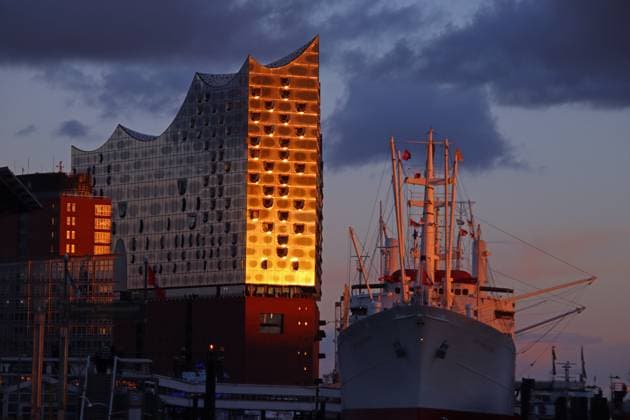 Die Fassade der Elbphilharmonie im Hamburger Hafen reflektiert das Licht der untergehenden Sonne. *** The façade of the Elbphilharmonie concert hall in the port of Hamburg reflects the light of the setting sun