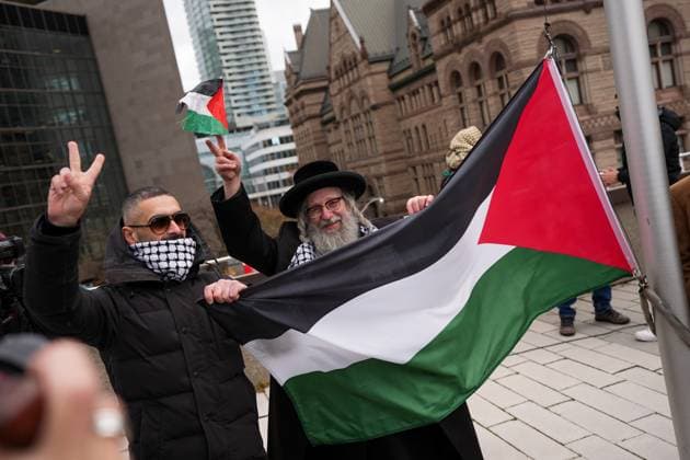 Toronto City Hall raises Palestinian flag TORONTO, CANADA - NOVEMBER 17 : People attend the City of Toronto s Palestinian flag raising ceremony commemorating the 37th anniversary of the Palestinian Declaration of Independence at Nathan Philips Square on November 17, 2025 in Toronto, Ontario, Canada. Mert Alper Dervis Anadolu Ontario Canada. Editorial use only. Please get in touch for any other usage.  Copyright: x2025xAnadoluxMertxAlperxDervisx